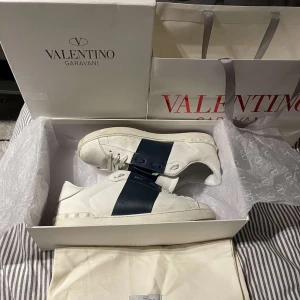 Valentino opens  - Tja säljer mina valentino skor inköpte på versitare collection ungefär 4 månader sen. Tröttnat på skorna säljer därav ( allt ingår , kvitto , påse , dustbag mm.