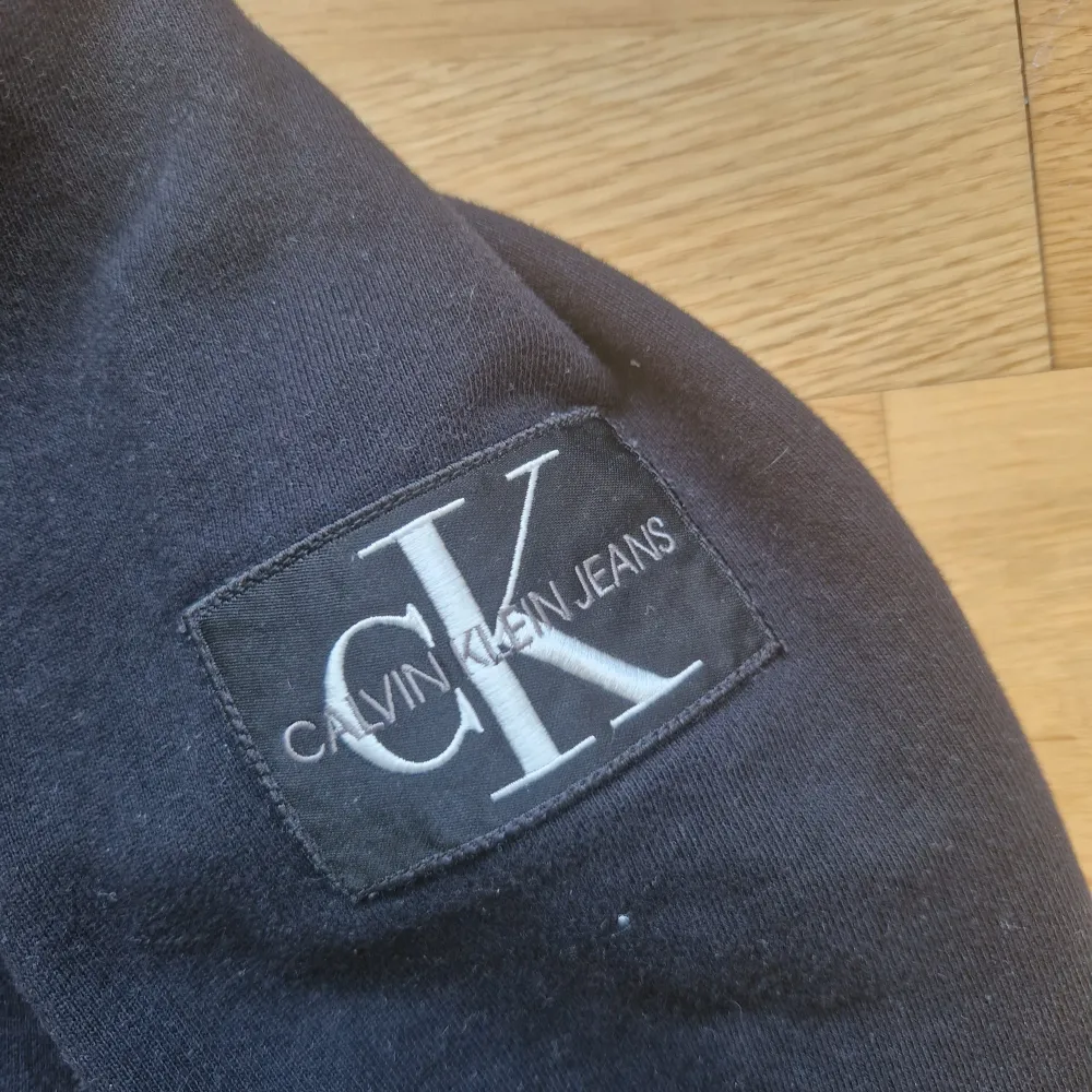 Släjer denna svarta hoodie från calvin klein i mycket bra skick. Använd fåtal gånger. Skick: 9/10 Hör gärna av er vid fler frågor:). Hoodies.