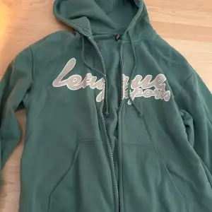 En zip up tröja från H&M. Bra skick. Storlek xs. Fråga gärna om fler bilder, mätningar, osv. Skriv helst innan du köper! 