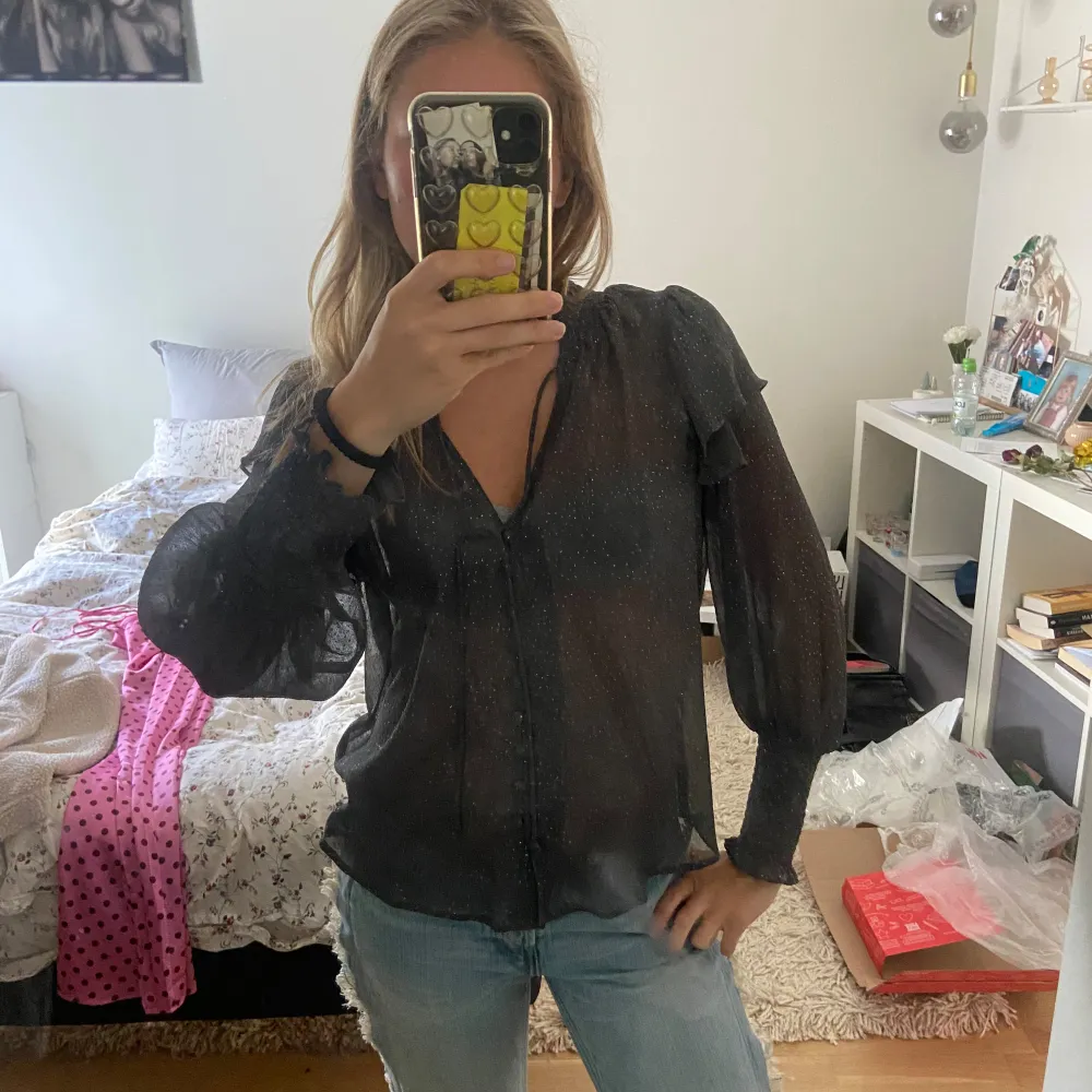 Säljer denna gulliga genomskinliga blusen ifrån zara som är helt slutsåld, plagget är i fint skick då jag bara använt blusen ett par gånger. Puserot.