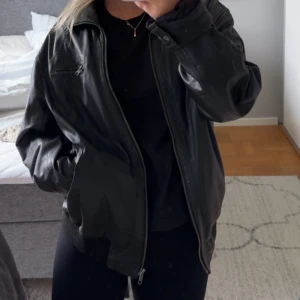 Svart skinnjacka  - En oversized skinnjacka köpt på secondhand, jag har vanligtvis strl S. Mycket fint skick.