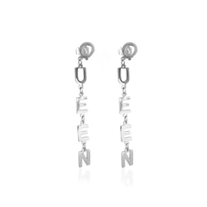 Ioaku örhängen - Säljer mina fina örhängen från ioaku som endast är använda en gång och därav i bra skick. Säljer ett örhänge där det står faith och ett där det står Queen💕