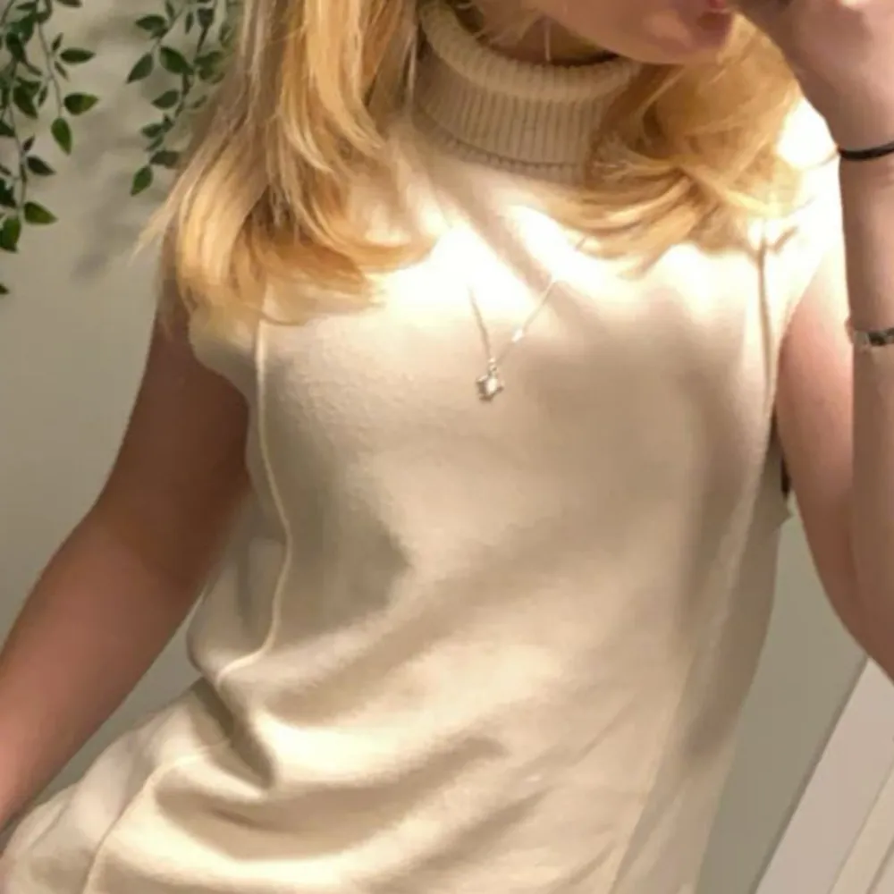 En stilren beige polotröja med ärmlös design. Tröjan har en hög krage och är tillverkad i ett mjukt material som ger en bekväm passform. från zara . Tröjor & Koftor.