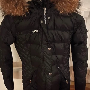 Rock and blue  - Jackan är i ett nytt skick, har använt den ett par gånger. Jackan är äkta. Köpte den för 4000 kr. 