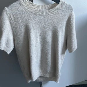 Stickad t shirt beige  - Beige stickad t shirt från hm som ej finns att köpa längre