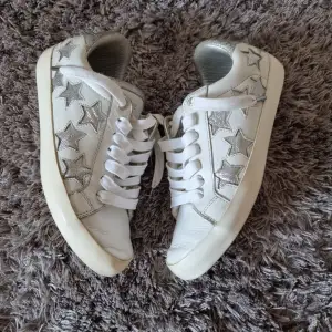 Säljer ett par Zadig & Voltaire sneakers, i storlek 38. Hör av dig för fler bilder eller vid frågor! 💓