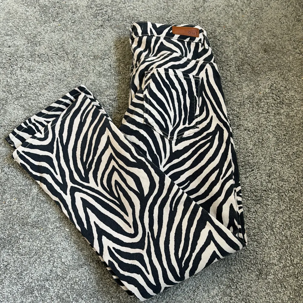 Säljer dessa zebra jeans som är köpta secondhand men som jag aldrig har andvänt. Helt raka i benen.. Jeans & Byxor.