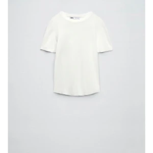 Vit tröja  - Säljer denna vita zara tröjan, aldrig använd! Säljer då den är för liten💗 skriv privat vid intresse!