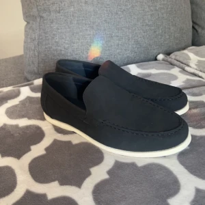 Loafers - Bara använda en gång o säljer för dom inte passa tyvärr. Skulle säga att dom är 43/44. Skick 10/10. Hör av dig vid intresse