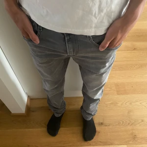 Replay anbass - Sjukt snygga Replay anbass jeans i storlek W31. Modellen i bild är 184 cm lång. Nypris 1700:- 💵 Skick 10/10✅ Hör av dig vid minsta fråga eller fundering//Legitresell