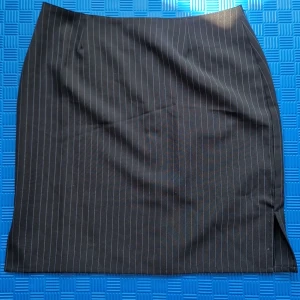 Kjol  - Fin kjol svart med vita ränder 