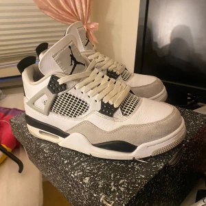 Jordan 4 - Jordan 4 i military black i strl 42,5 (man strl). Endast använda ett par gånger och köpta från stockX för 5299kr för ett år sen. Säljer pga ingen användning💗