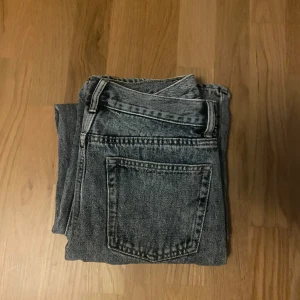 Lågmidjade Gråa jeans  - Mycket bra skick och använd några gånger, är 160cm och dom passar mig perfekt i längd. Säljer pga att dom är för små i midjan.