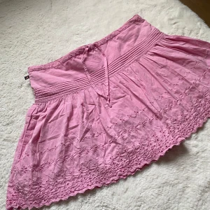Vintage Ralph Lauren Kjol - Säljer denna supersöta kjolen från Ralph Lauren! Stl L, men passar de flesta stl efterssom man kan justera med banden. Fint skick! Kontakta mig för fler bilder eller❣️Pris kan diskuteras.