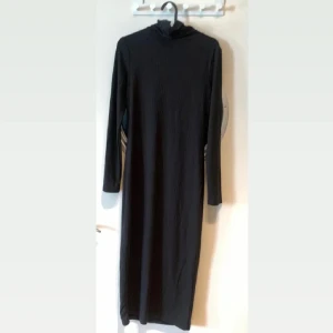 Svart bodycon klänning - Svart bodycon klänning från Nelly TREND med hög hals. I jättbra skick! Använt 1 gång.