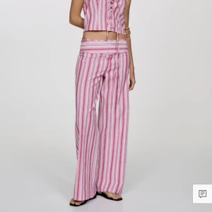 Mango byxor - Intressekoll på dessa skitsnygga byxor från mango. Storlek M, endast använda en gång. OBS har vikt ner byxorna som dom är lite längre. Kan skicka mer bilder på det 💖👍🏼