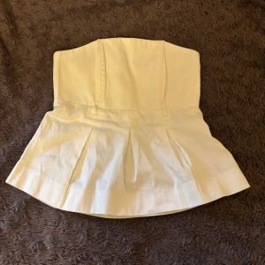 Superfin korsett topp - Superfin korsett topp, aldrig använd från märket ”Zoul”. Storlek 32 men passar även större storlekar då den har en dragkedja längst ena sidan❤️