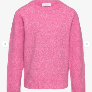 Stickad rosa tröja - Jag säljer min stickade tröja, som bara använts en gång. Köpt på vero moda för 300kr, hör av dig om du har några frågor! Priset kan absolut diskuteras(: