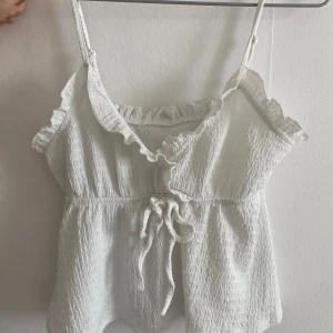 vit topp - vit fladdrig topp som passar mig som tar på mig både xxs och xs (skriv ifall du har några funderingar 🤍)