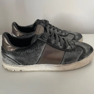 Valentino Flycrew - Storlek 37 passar även 38, skick är 10/10 bara skor går med, pris kan diskuteras skriv om ni har fler frågor! 😇