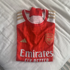 Fotbollströja - Tja! Jag säljer min arsenal tröja då jag sparar pengar, vid fundering hör av dig så svarar jag så fort jag kan! Pris kan diskuteras. Tröjan e köpt i Spanien 