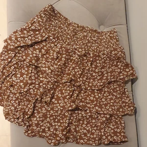 Volangkjol 146/152 - Brun volangkjol från Lindex kids. Använd ett fåtal gånger