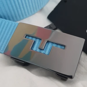 J.Lindeberg skärp 95 cm - Nytt J.Lindeberg skärp i nylon. Längd 95 cm passar midja upp till 34-35. Exakt injustering med hjälp av smart spänne. Ljusblått.