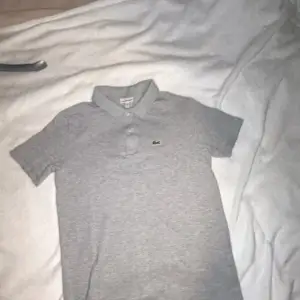 Lacoste piké använd ett fåtal gånger Är som ny skick 10/10 Nypris cirka 900 kronor mitt pris 300 Pris går att diskuteras vid snabb affär 