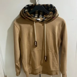 Burberry tröja - Burberry tröja i strl S riktigt fin tröja passar för både sommar och vinter. Intresserad av byten skriv i dm. Mvh