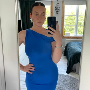 blå långklänning - från pull & bear, köpt i madrid. använd en gång. liknar skims i materialet. 