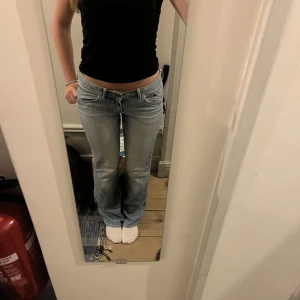 Lågmidjade jeans  - Ljusblåa Lågmidjade jeans, mer ljusblåa i verkligheten, skitsnygga!! Strl S, jag på bilden är ca 165cm💗💗