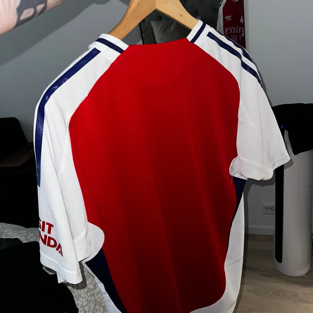 Helt oanvänd Arsenal hemmaställ 24/25 Authentic Players version, Alltså den dyrare versionen även med Champions League loggan på armen.  Ordinarie pris/ köpt för 1800kr Säljer för 1100 vid snabb affär.. Sportswear.