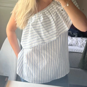 Topp  - Söt off shoulder topp spm är helt oanvänd så jag inye tycker den passar på mig. 