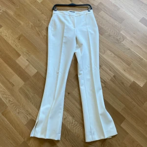 Lågmidjade kostymbyxor - De perfekta lågmidjade kostymbyxorna. Bootcut med slits nertill! Nyskick🙌