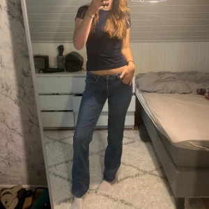 Ursnygga  low waist 90s boot från lager 157 - Säljer dessa ursnygga jeans från lager 157 tyvärr lite korta för min smak är 177 till referens och dom är i storleken S full lenght i mycket bra skick💞