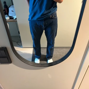 Weekday jeans - Blåa weekday jeans som är använda 2 gånger och ej har någon skada. 
