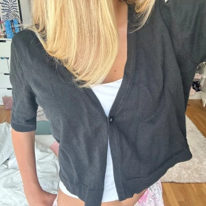 Trekvartsärmad kofta - Jättefin kofta från veromoda, skriv för frågor och fler bilder 💘