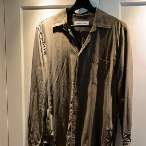 Skjorta samosoe samsoe - Skjorta från samsoe samsoe knappt använd! Storlek: S Olivgrön