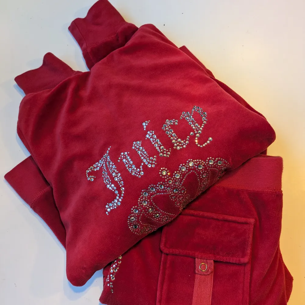 Juicy set || jätte fint, bra skick || diamanter på sidan av ena benet på juicy byxorna och diamanter på ryggen av tröjan || päls djur i hemmet || passar som M men också S ||. Hoodies.