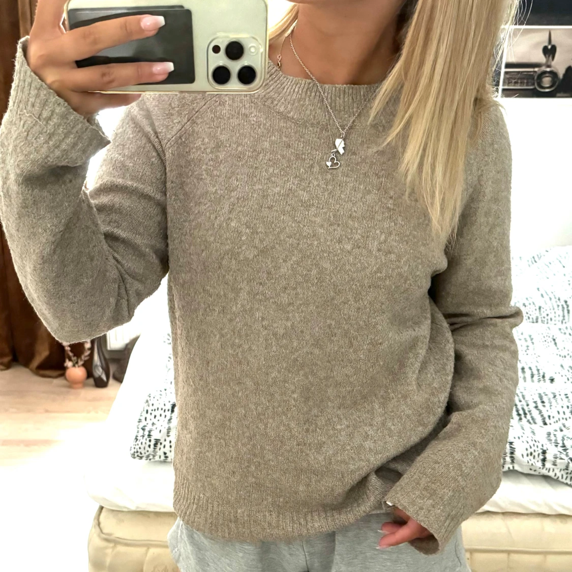 Stickad beige tröja