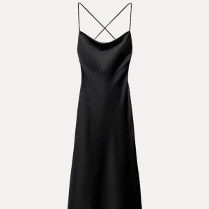 svart satinklänning  - aldrig använd, endast testad  nypris 400kr 