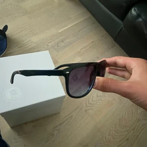 Solglasögon  - Solglasögon som är identiska till rayban boyfriends. 