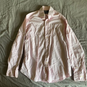 Ralph Lauren skjorta - Skitt snygg skjorta som får alla benätsen på gähdat  Det är custom fit men passar som 60% M, 40% L Priset kan diskuteras!