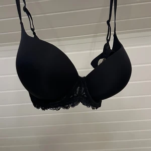 Bh - Vadderad svart push up bh, aldrig använd🥰🥰