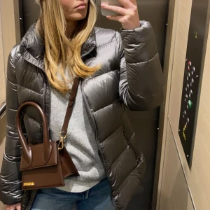 Vinterjacka  - Grå shiny dunjacka från Massimo dutti, inga defekter.  Kontakta för fler bilder 