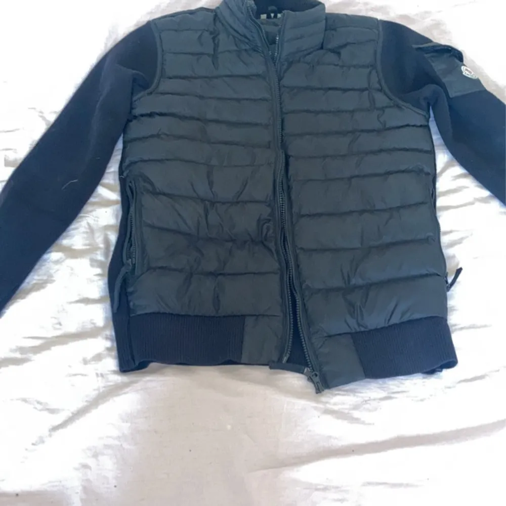 Moncler cardigan  Fåtal gånger  Svart  Orginal pris 1200kr. Jackor.