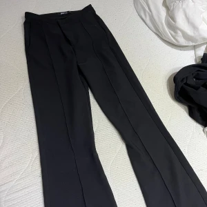 Utsvängda kostymbyxor  - Köpte den från Gina, skicket är bra inget är sönder på byxorna har haft på mig dem ett par gånger. Det har en sömn ner för benen. 