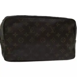 Louis Vuitton Trousse Toilette folder är bra för både smink och hudvård, och den ser bra ut på badrumshyllan. Storleken är också lätt att ha med sig i väskan eller på resa. 