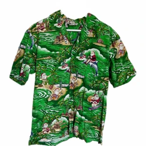 Hawaii skjorta  - Ball Hawaii skjorta med jultomten på solsemester. Köpt secondhand i Madrid 