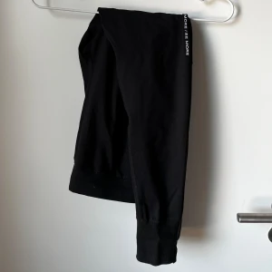 Alphalete Joggers - I väldigt bra skick. Snörning finns på insidan av byxorna. 